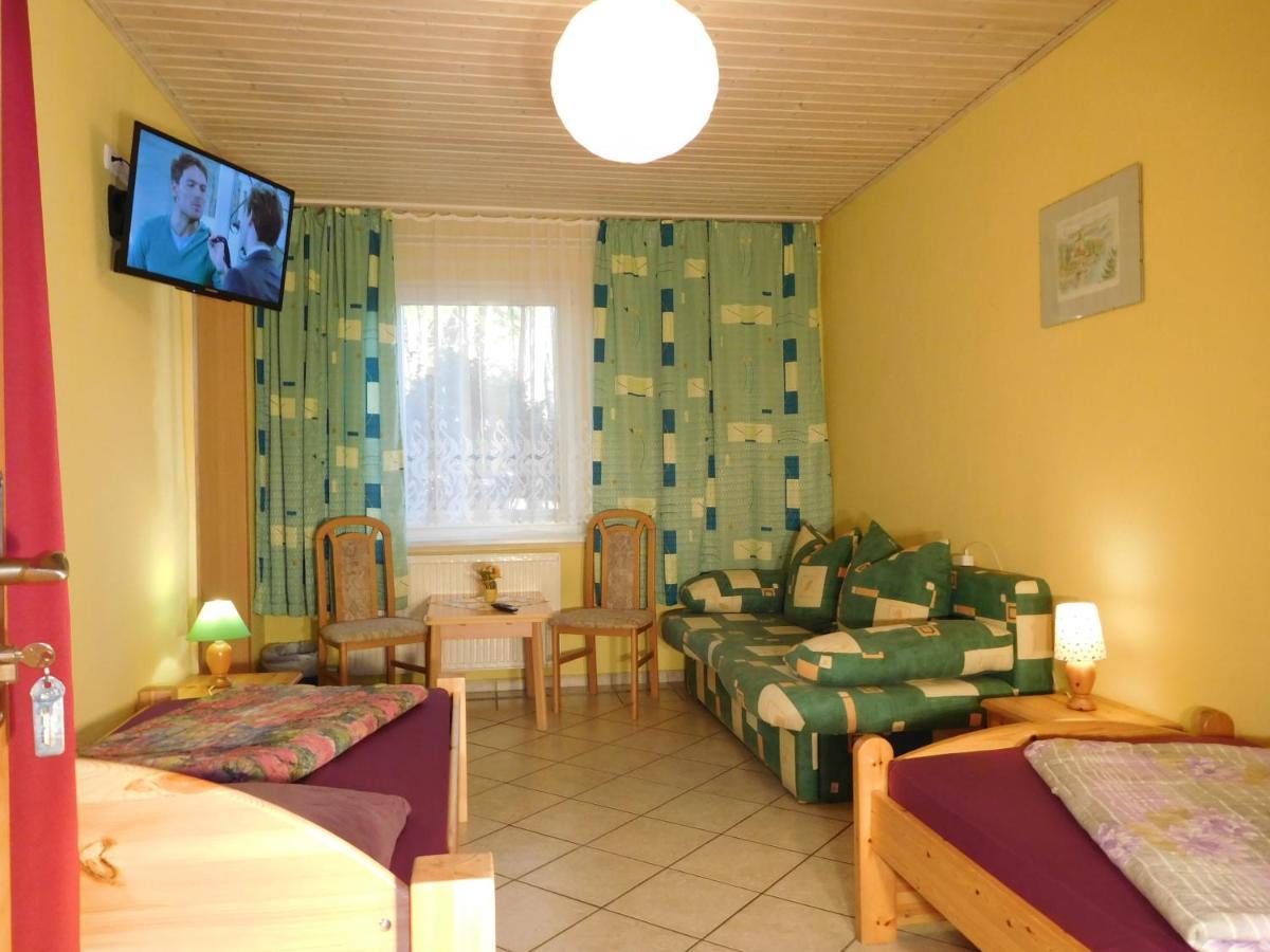 Hostel Waldhaus Am Ferienpark Mirow -Zimmer Du Wc Exteriör bild