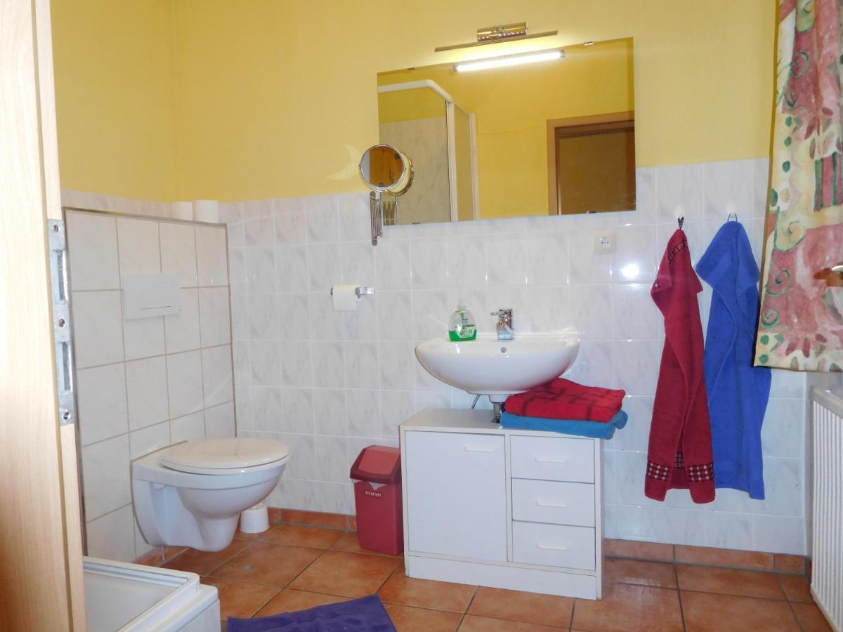Hostel Waldhaus Am Ferienpark Mirow -Zimmer Du Wc Exteriör bild