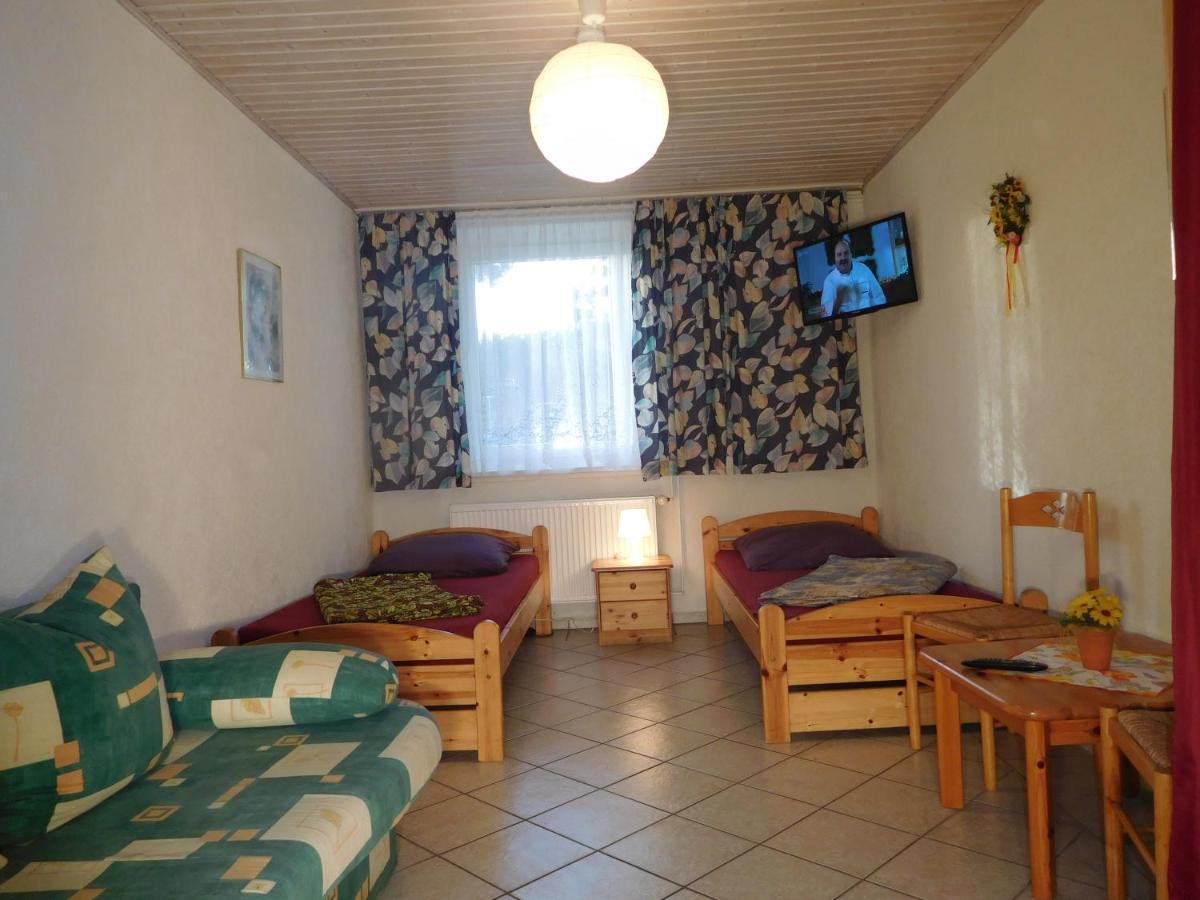 Hostel Waldhaus Am Ferienpark Mirow -Zimmer Du Wc Exteriör bild