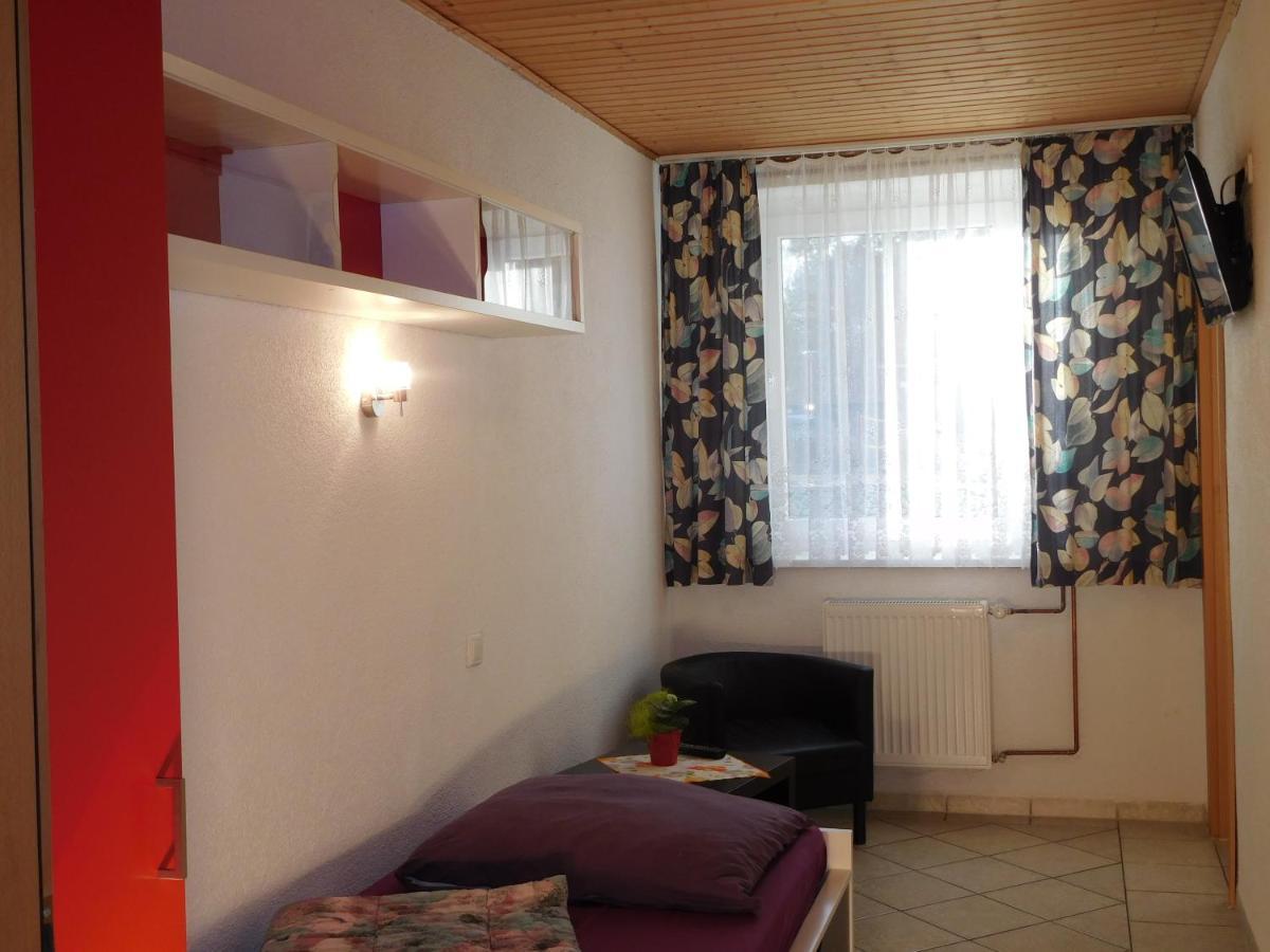 Hostel Waldhaus Am Ferienpark Mirow -Zimmer Du Wc Exteriör bild